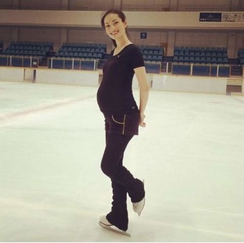 元オリンピック選手　人気フィギュアスケータ荒川静香が妊娠9か月の姿を披露！出産前最後の練習にて